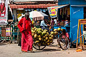 Street life near the Swamimalai temple. 